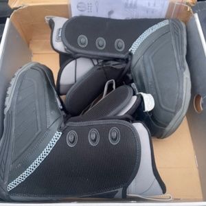 Snowboarding boots